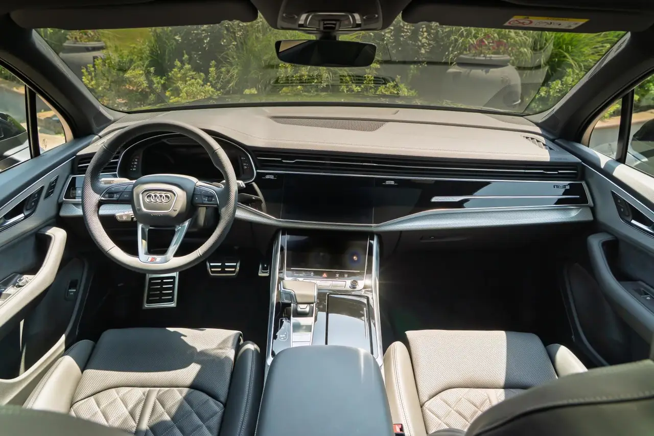 Audi Q7 50 TDI S-Line Edition 2025, exterior — Courchevel Luxury Car Rental, Courchevel. The Audi Q7 50 TDI S-Line Edition brings a diesel-fed 286 hp to a chassis built for…