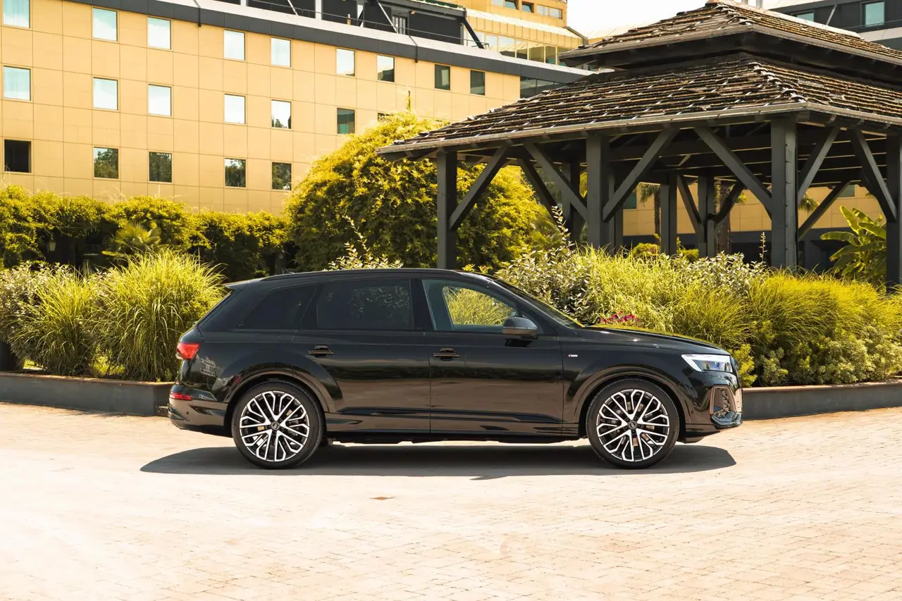 Audi Q7 50 TDI S-Line Edition 2025, front view — Courchevel Luxury Car Rental, Courchevel. The Audi Q7 50 TDI S-Line Edition brings a diesel-fed 286 hp to a chassis built for…