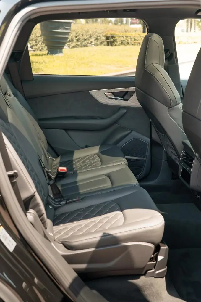 Audi Q7 50 TDI S-Line Edition 2025, rear view — Courchevel Luxury Car Rental, Courchevel. The Audi Q7 50 TDI S-Line Edition brings a diesel-fed 286 hp to a chassis built for…
