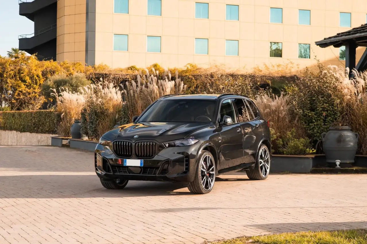BMW X5 M-pack 30d 2025 — Courchevel Luxury Car Rental, Courchevel. The 2025 BMW X5 M-pack 30d pairs a 286 hp diesel engine with the standard all-wheel drive…
