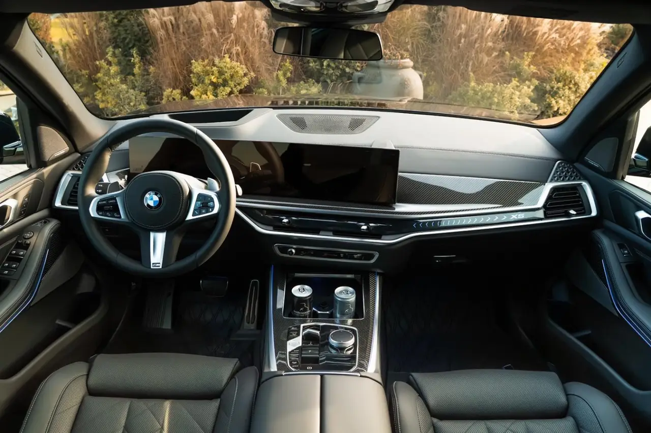 BMW X5 M-pack 30d 2025, exterior — Courchevel Luxury Car Rental, Courchevel. The 2025 BMW X5 M-pack 30d pairs a 286 hp diesel engine with the standard all-wheel drive…