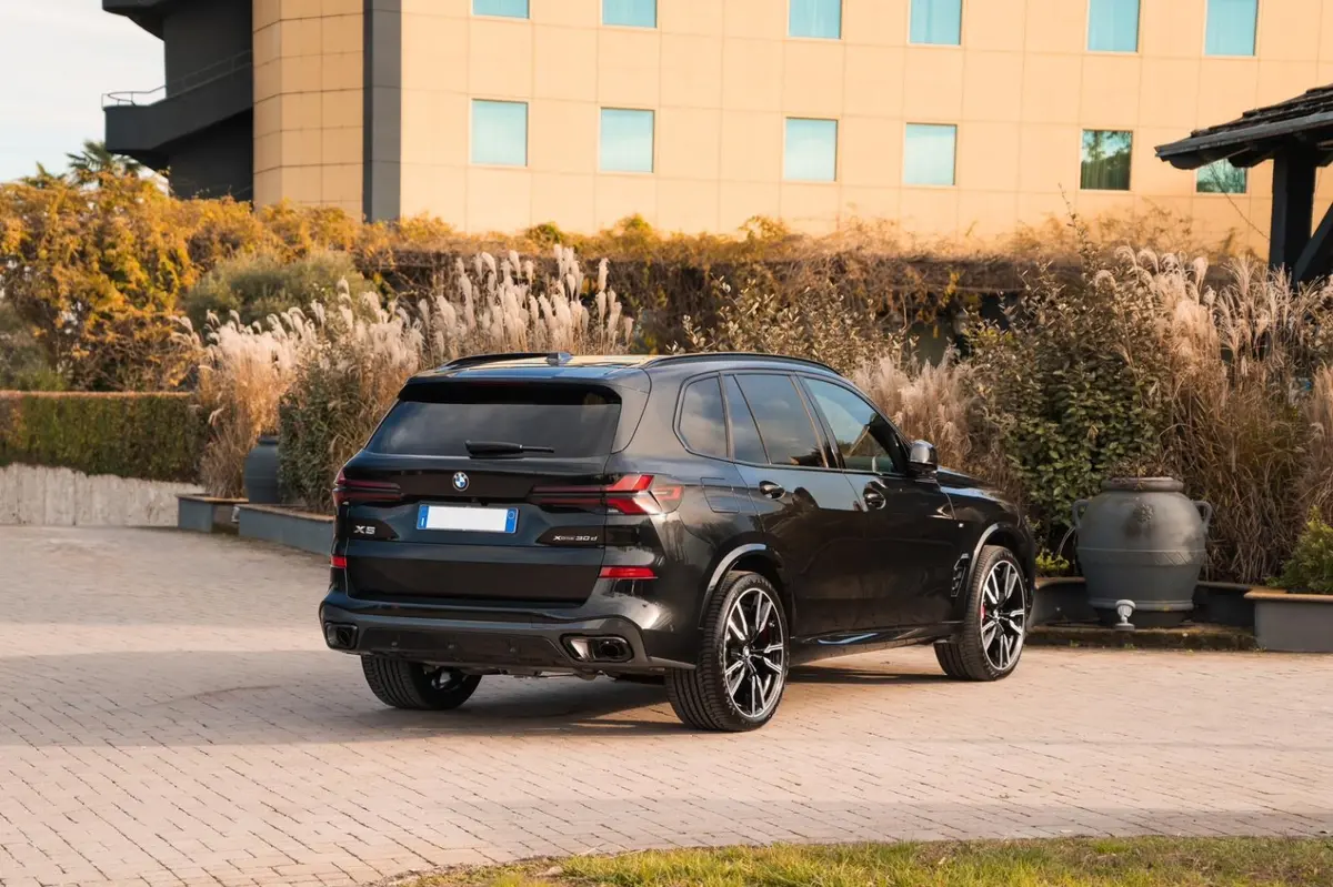 BMW X5 M-pack 30d 2025, front view — Courchevel Luxury Car Rental, Courchevel. The 2025 BMW X5 M-pack 30d pairs a 286 hp diesel engine with the standard all-wheel drive…