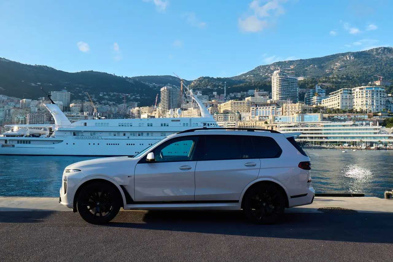 BMW X7 40d M 2024, exterior — Courchevel Luxury Car Rental, Courchevel. The BMW X7 40d M pairs three rows of seating with 352 hp from its diesel six-cylinder,…