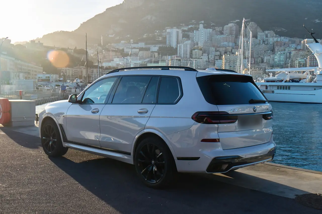 BMW X7 40d M 2024, front view — Courchevel Luxury Car Rental, Courchevel. The BMW X7 40d M pairs three rows of seating with 352 hp from its diesel six-cylinder,…