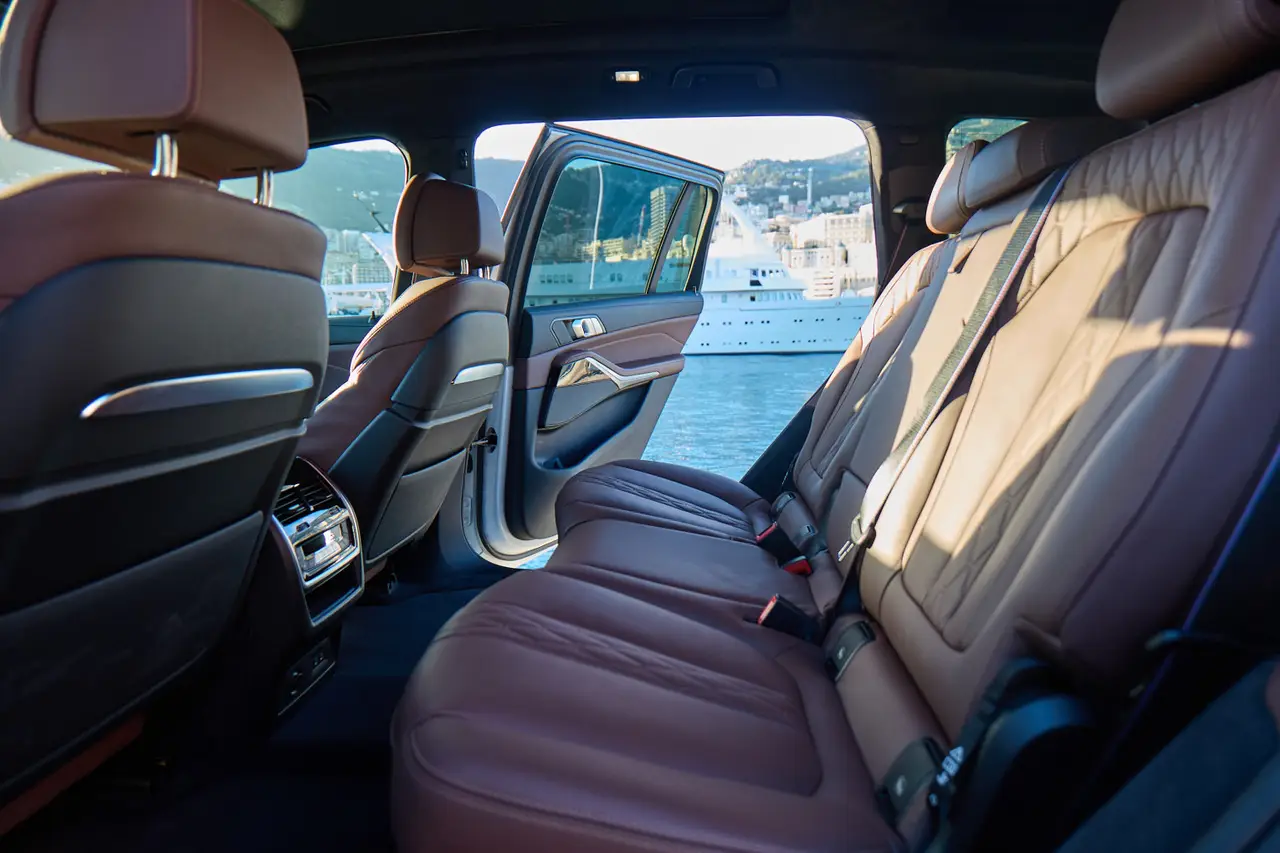 BMW X7 40d M 2024, rear view — Courchevel Luxury Car Rental, Courchevel. The BMW X7 40d M pairs three rows of seating with 352 hp from its diesel six-cylinder,…