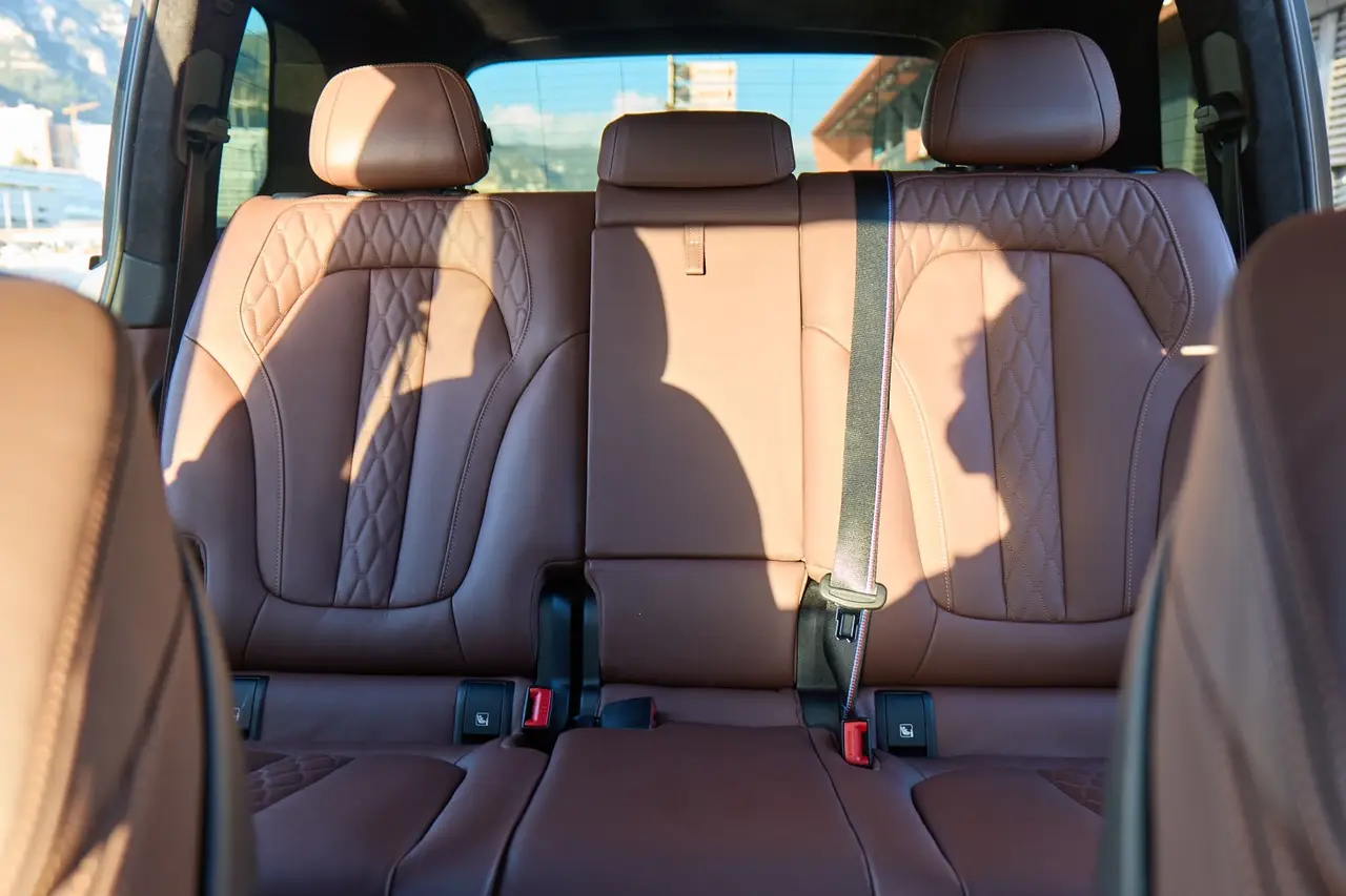 BMW X7 40d M 2024, dashboard — Courchevel Luxury Car Rental, Courchevel. The BMW X7 40d M pairs three rows of seating with 352 hp from its diesel six-cylinder,…