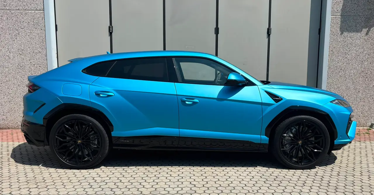Lamborghini Urus SE 2025, exterior — Courchevel Luxury Car Rental, Courchevel. The Lamborghini Urus SE brings 800 hp and five seats together in a shape built for the…