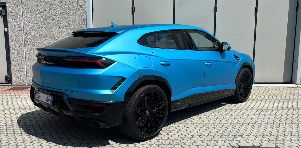 Lamborghini Urus SE 2025, front view — Courchevel Luxury Car Rental, Courchevel. The Lamborghini Urus SE brings 800 hp and five seats together in a shape built for the…