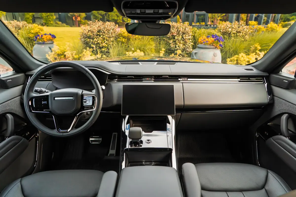 Land Rover Range Rover Sport Dynamic SE 2025, front view — Courchevel Luxury Car Rental, Courchevel. The 2025 Range Rover Sport Dynamic SE brings 360 hp and a five-seat cabin to the kind of…