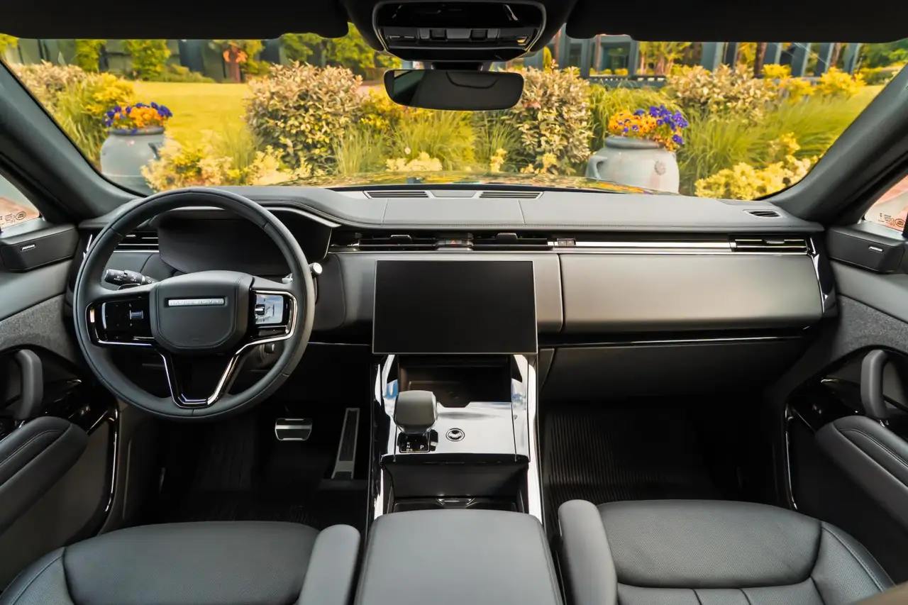 Land Rover Range Rover Sport Dynamic SE 2025, front view — Courchevel Luxury Car Rental, Courchevel. The 2025 Range Rover Sport Dynamic SE brings 360 hp and a five-seat cabin to the kind of…