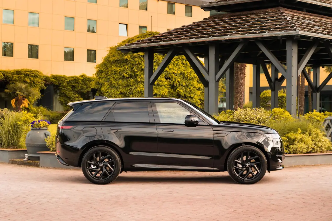Land Rover Range Rover Sport Dynamic SE 2025, exterior — Courchevel Luxury Car Rental, Courchevel. The 2025 Range Rover Sport Dynamic SE brings 360 hp and a five-seat cabin to the kind of…