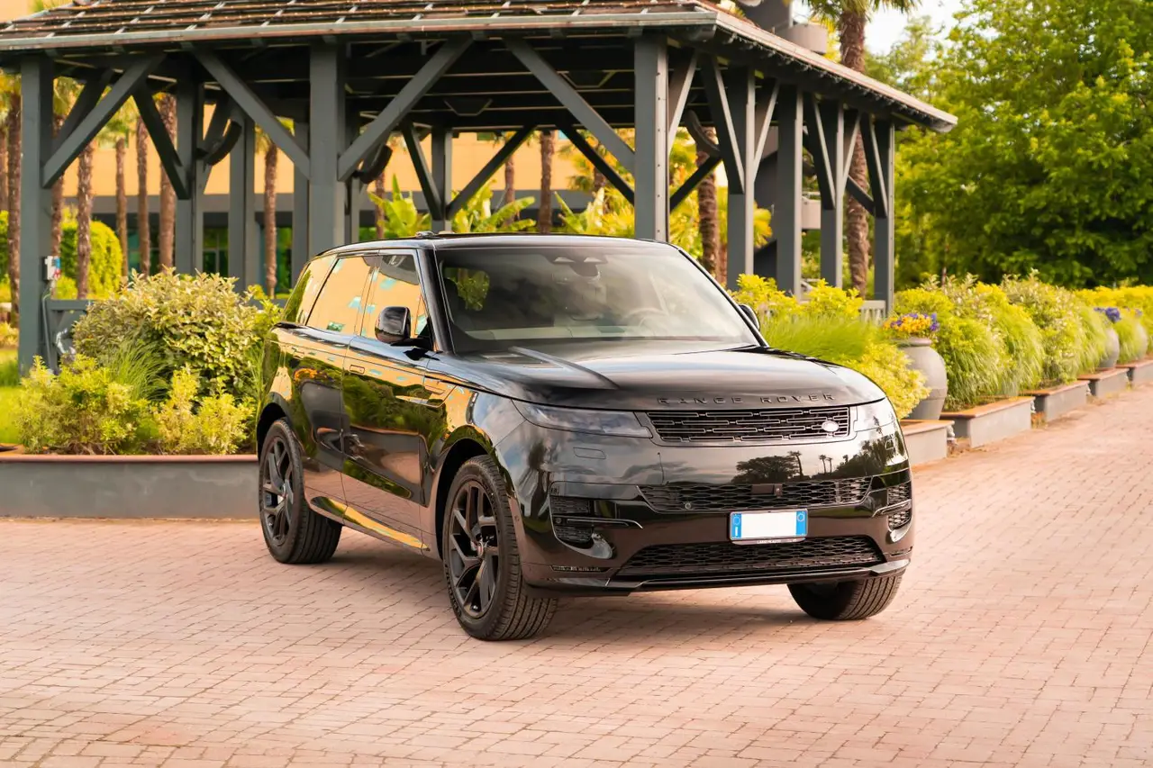 Land Rover Range Rover Sport Dynamic SE 2025, rear view — Courchevel Luxury Car Rental, Courchevel. The 2025 Range Rover Sport Dynamic SE brings 360 hp and a five-seat cabin to the kind of…