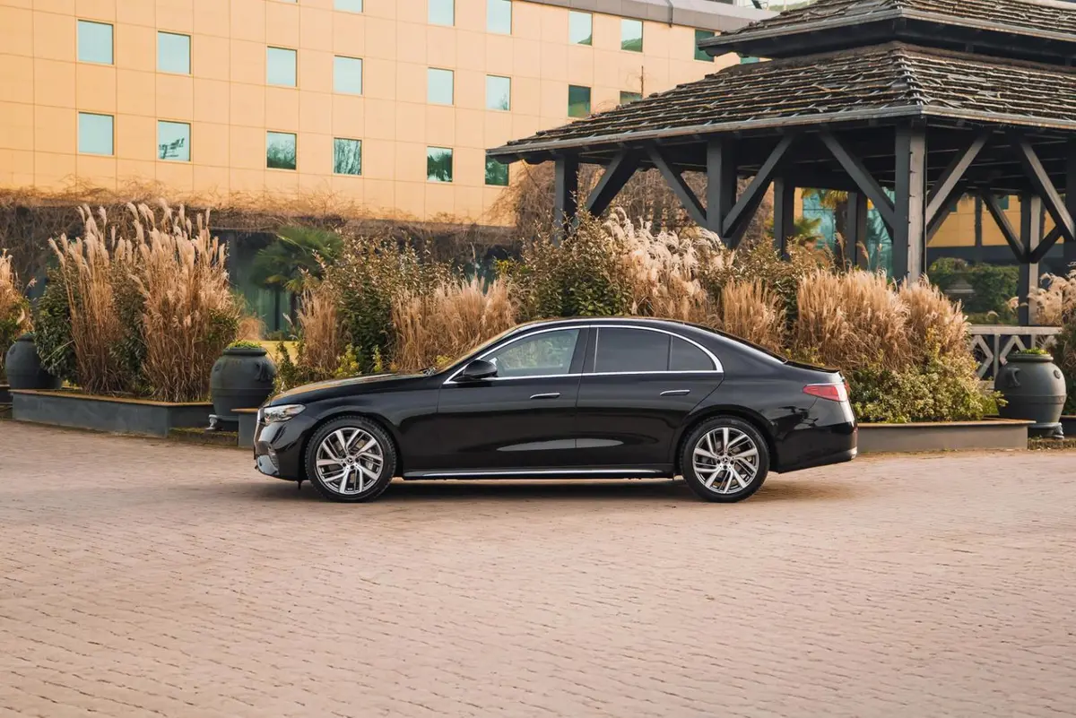 Mercedes Benz E-klasse 220d Premium Plus 2026, exterior — Courchevel Luxury Car Rental, Courchevel. The 2026 Mercedes Benz E-Klasse 220d Premium Plus is not built to turn heads on the D915…