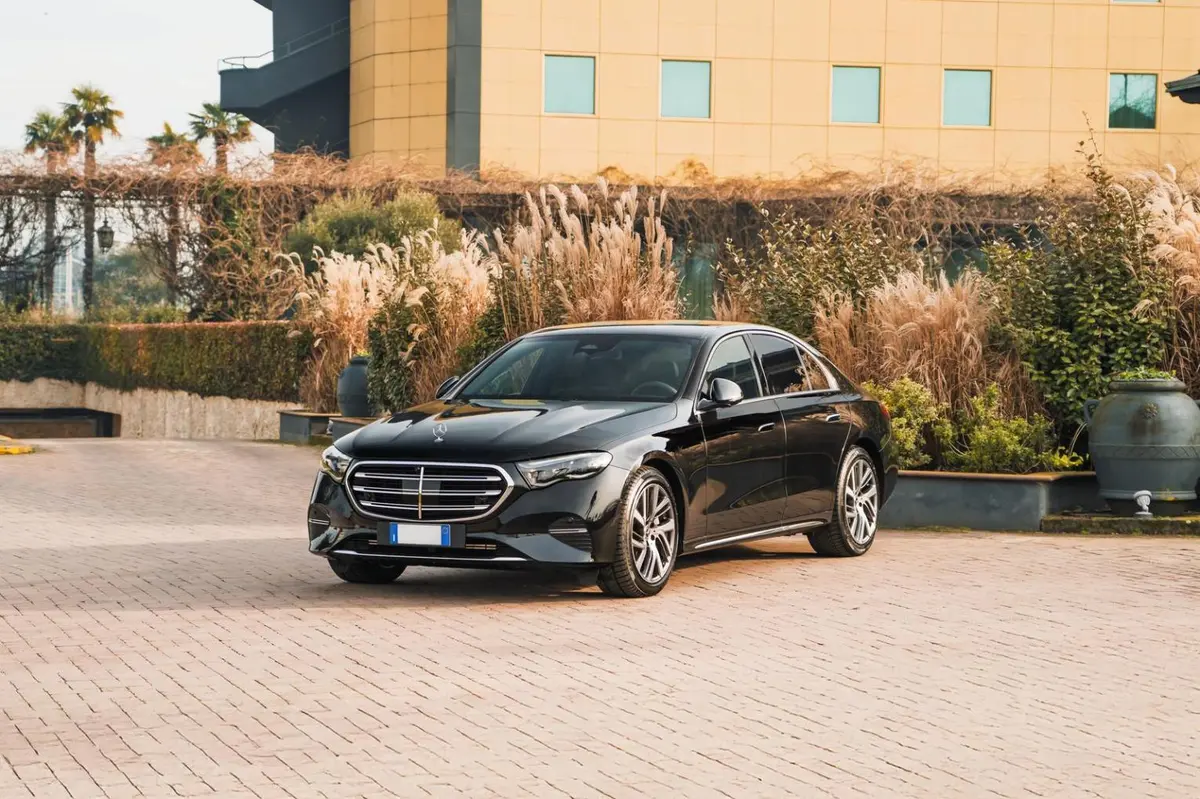 Mercedes Benz E-klasse 220d Premium Plus 2026 — Courchevel Luxury Car Rental, Courchevel. The 2026 Mercedes Benz E-Klasse 220d Premium Plus is not built to turn heads on the D915…