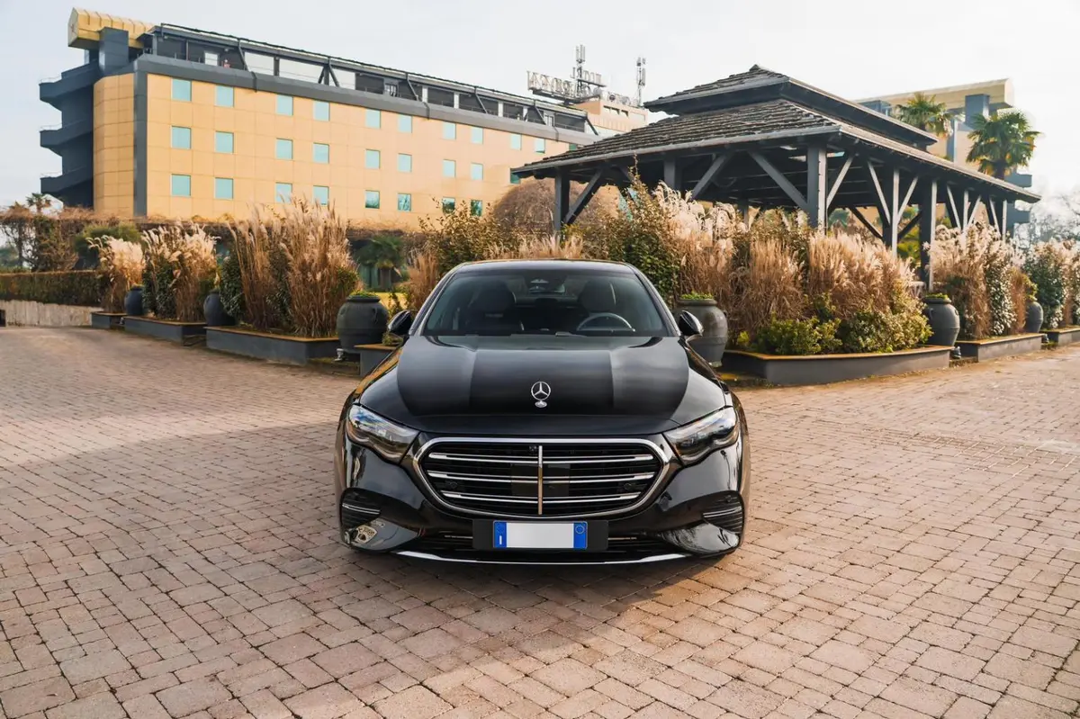 Mercedes Benz E-klasse 220d Premium Plus 2026, front view — Courchevel Luxury Car Rental, Courchevel. The 2026 Mercedes Benz E-Klasse 220d Premium Plus is not built to turn heads on the D915…