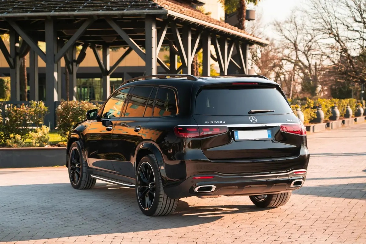 Mercedes Benz GLS-klasse 350 D Exclusive 7 Posti 2025, exterior — Courchevel Luxury Car Rental, Courchevel. The GLS-Klasse 350d Exclusive brings seven full-size seats and a diesel engine built for…