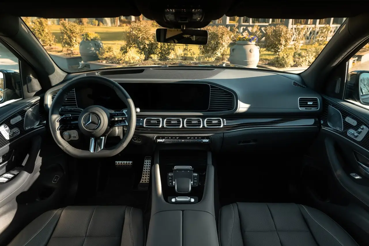 Mercedes Benz GLS-klasse 350 D Exclusive 7 Posti 2025, front view — Courchevel Luxury Car Rental, Courchevel. The GLS-Klasse 350d Exclusive brings seven full-size seats and a diesel engine built for…