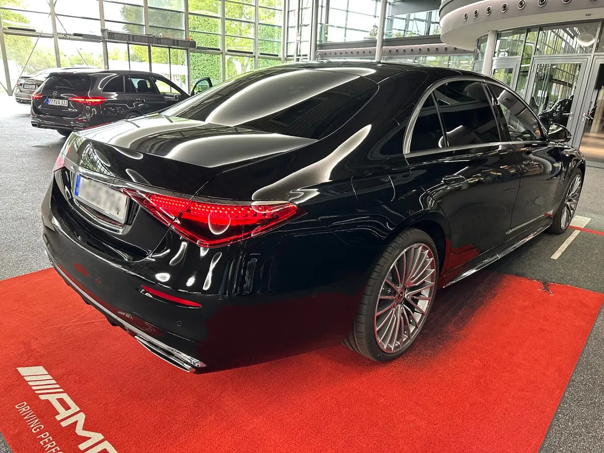 Mercedes Benz S-klasse S400 Long 4-Matic 2023, exterior — Courchevel Luxury Car Rental, Courchevel. The S400 Long 4-Matic is the car to choose when the priority is arriving calm rather than…
