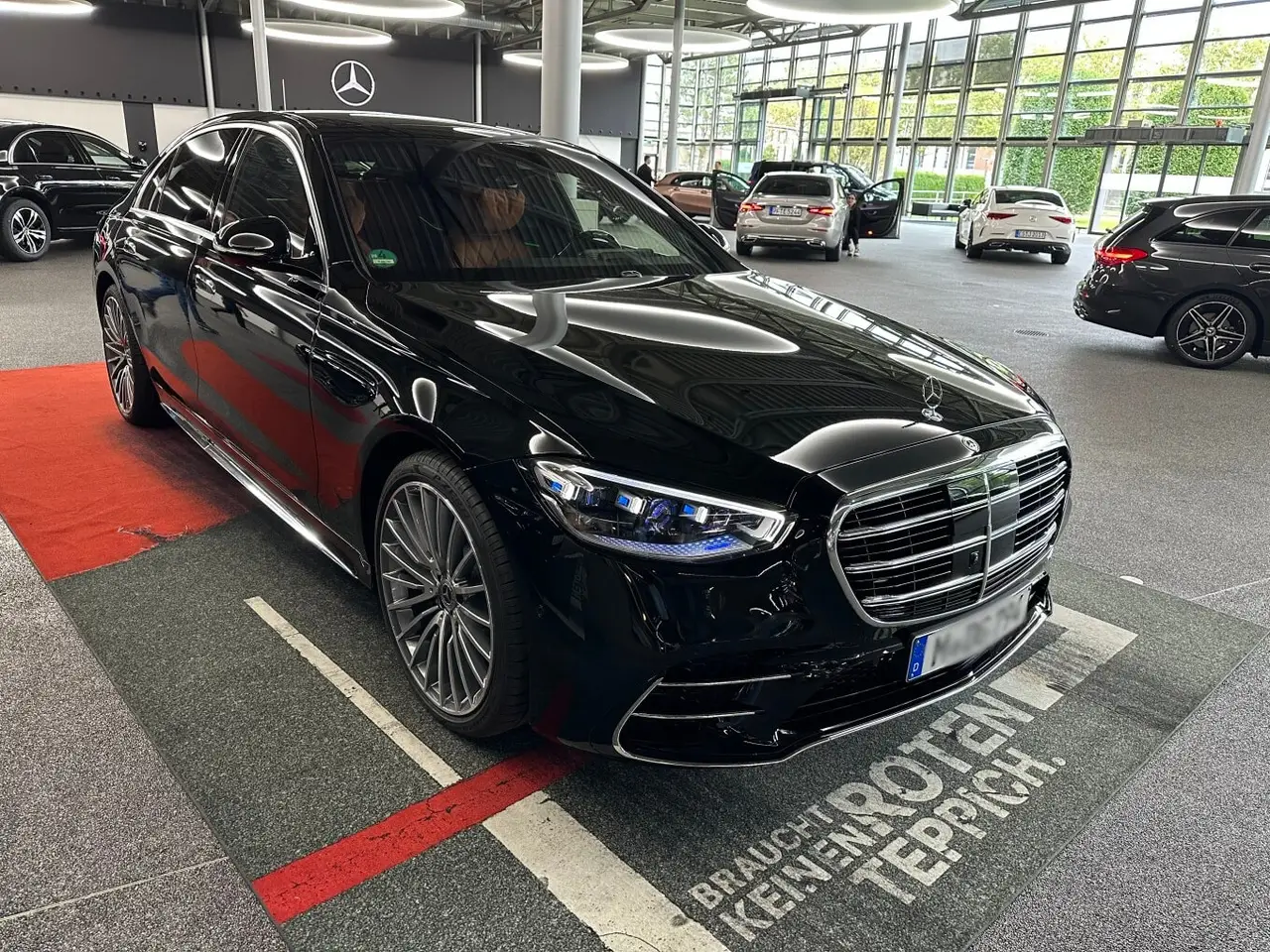 Mercedes Benz S-klasse S400 Long 4-Matic 2023, front view — Courchevel Luxury Car Rental, Courchevel. The S400 Long 4-Matic is the car to choose when the priority is arriving calm rather than…