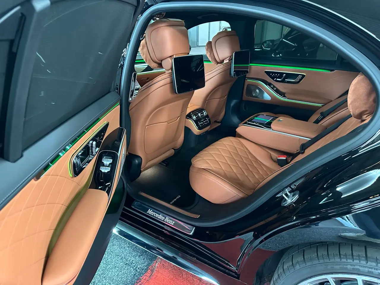 Mercedes Benz S-klasse S400 Long 4-Matic 2023, rear view — Courchevel Luxury Car Rental, Courchevel. The S400 Long 4-Matic is the car to choose when the priority is arriving calm rather than…