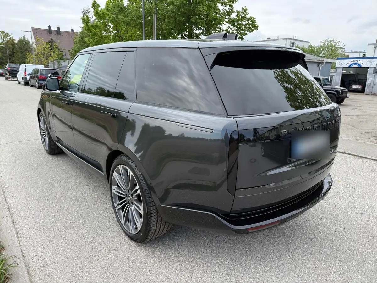 Rover Range Rover Autobiography D350 7s 2025, exterior — Courchevel Luxury Car Rental, Courchevel. The Range Rover Autobiography D350 7s pairs 350 hp with genuine seven-seat capacity,…