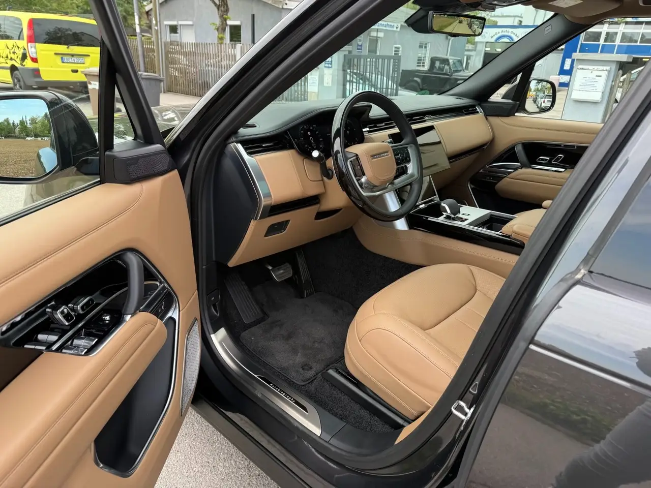 Rover Range Rover Autobiography D350 7s 2025, front view — Courchevel Luxury Car Rental, Courchevel. The Range Rover Autobiography D350 7s pairs 350 hp with genuine seven-seat capacity,…